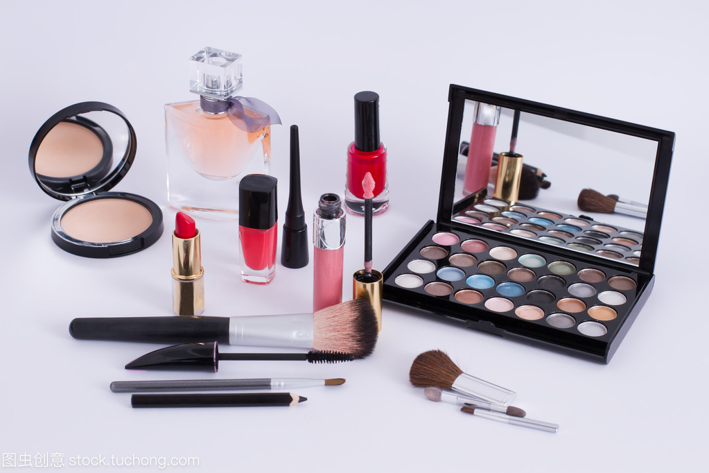 女性化妝品 美麗工具與自我表達的藝術